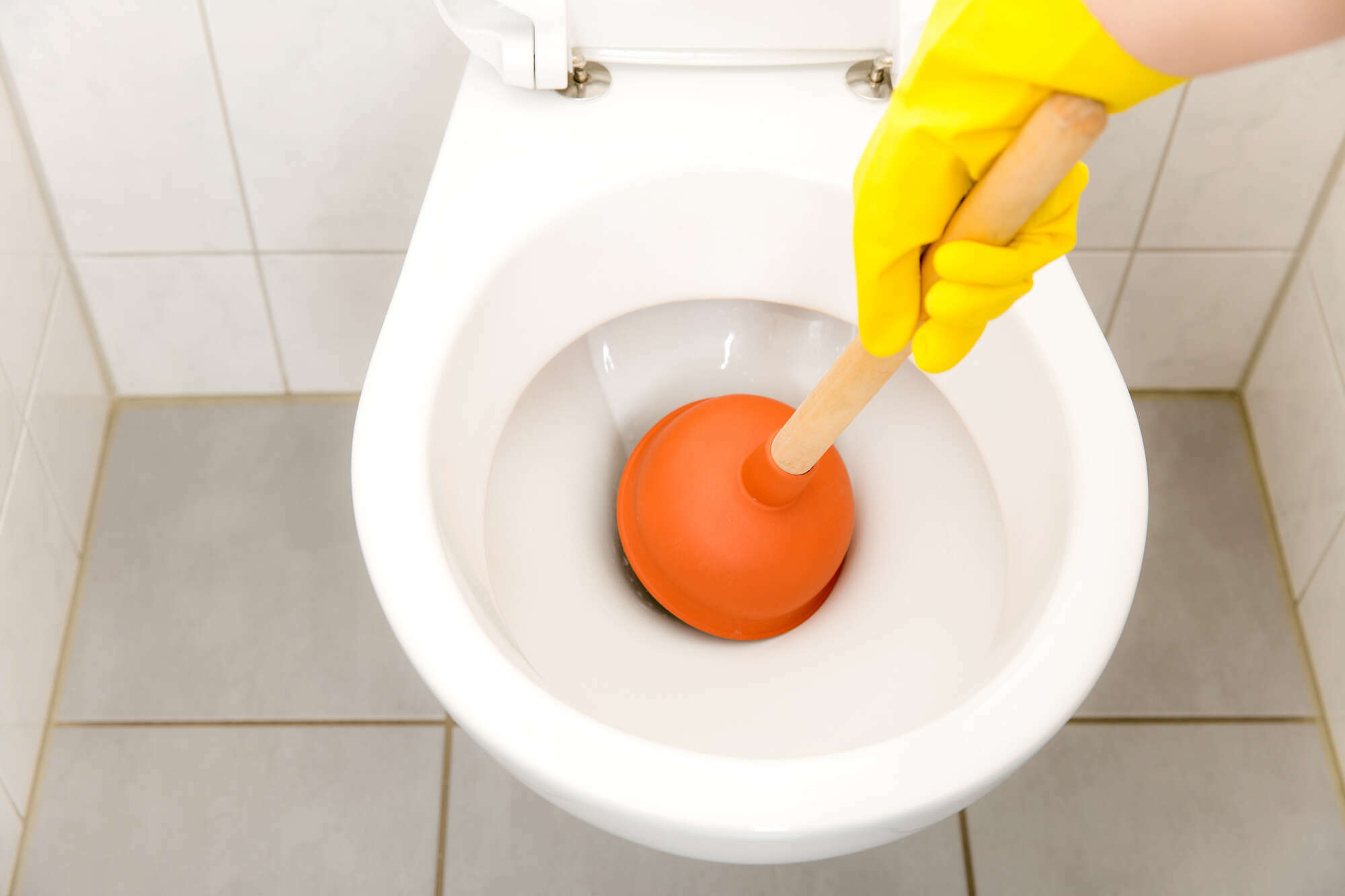 Comment déboucher un WC très bouché